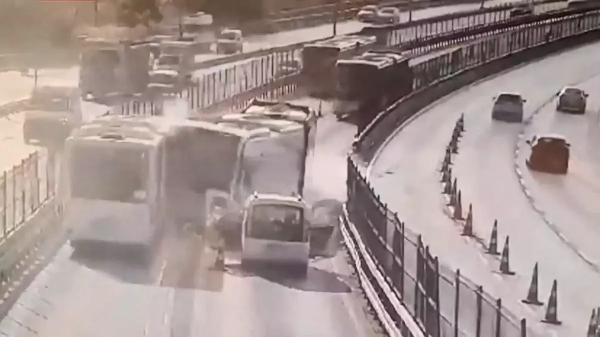 Küçükçekmece\'deki Metrobüs Kazası Davasında Şoför Tahliye Edildi