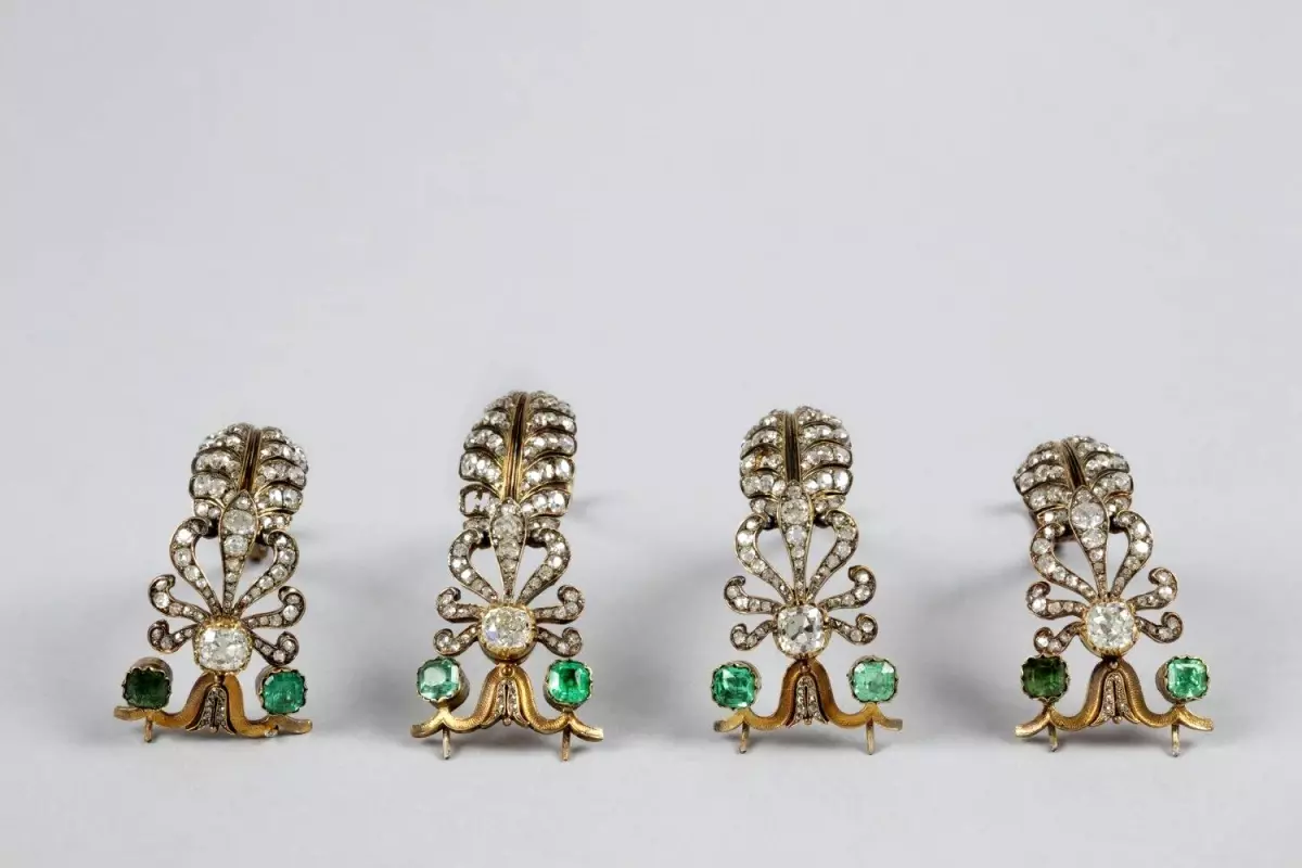 Louvre Müzesindeki Tacın Fotoğrafı Yayınlandı