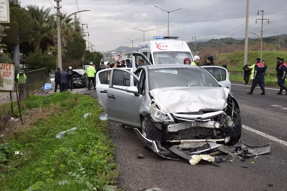 Turgutlu\'da Trafik Kazası: 2 Ölü, 4 Yaralı
