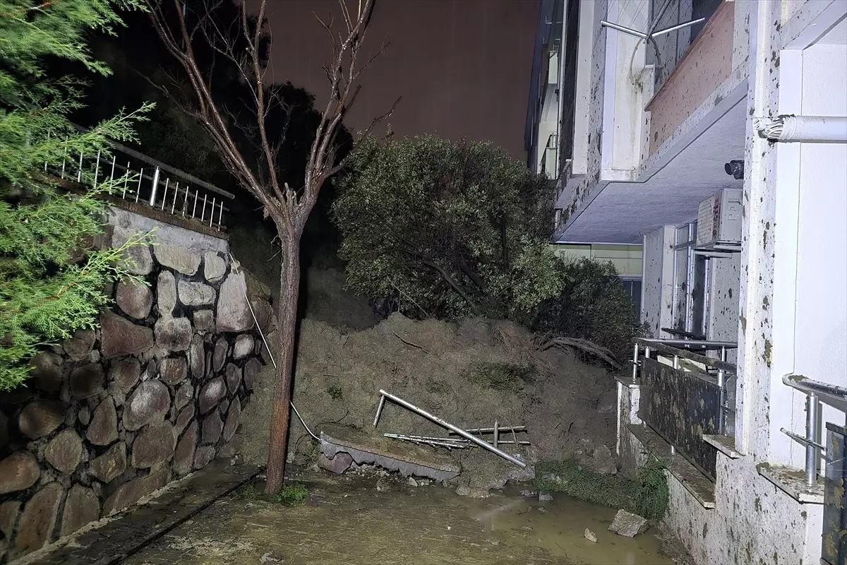 Turgutlu\'da Sağanak Sel, İnitiyat Duvarı Yıkıldı