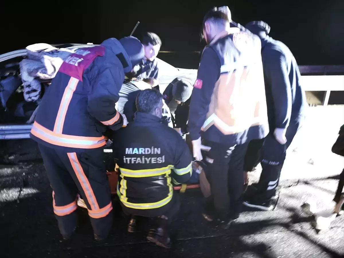 Mardin\'de otomobil bariyere çarptı: 3 yaralı