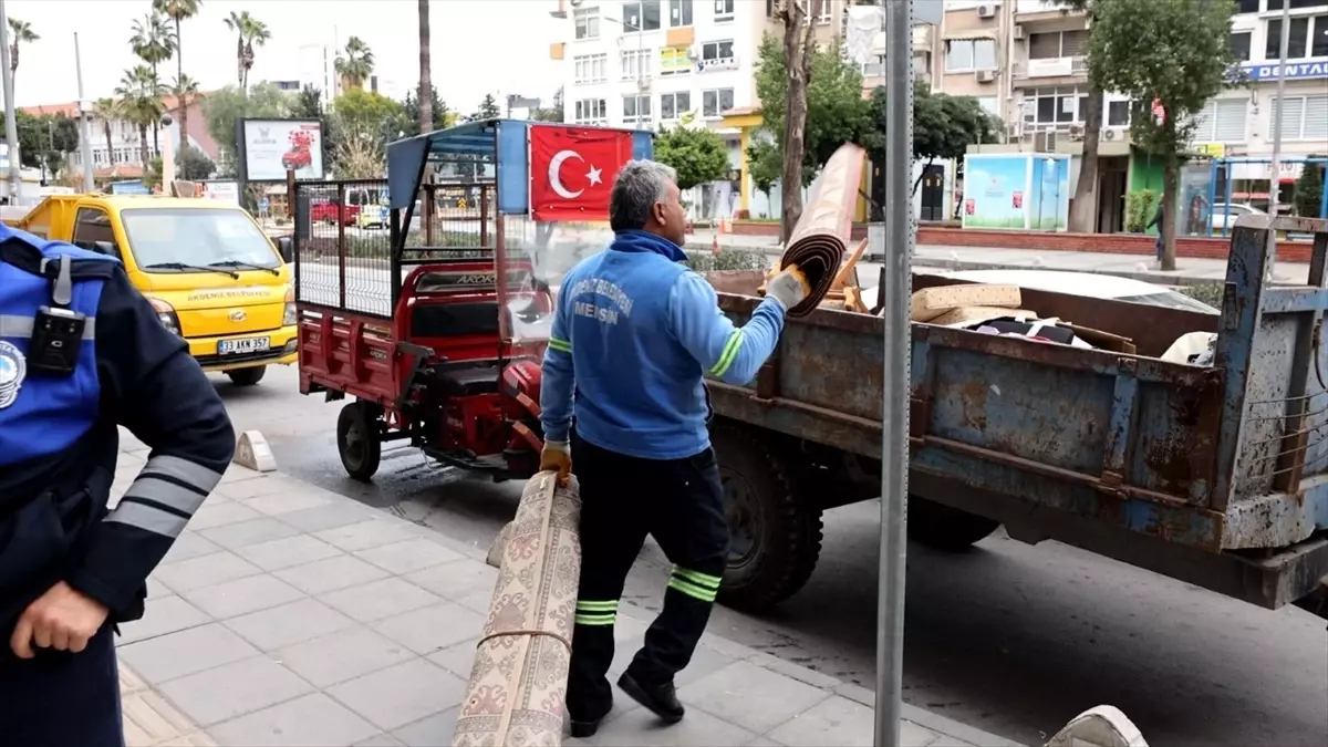 Mersin\'de Çöp Dolu Ev Temizlendi