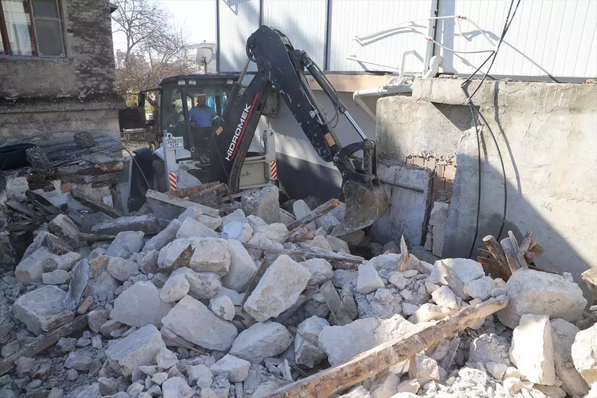 Mersin\'de Metruk Ev Yıkıldı