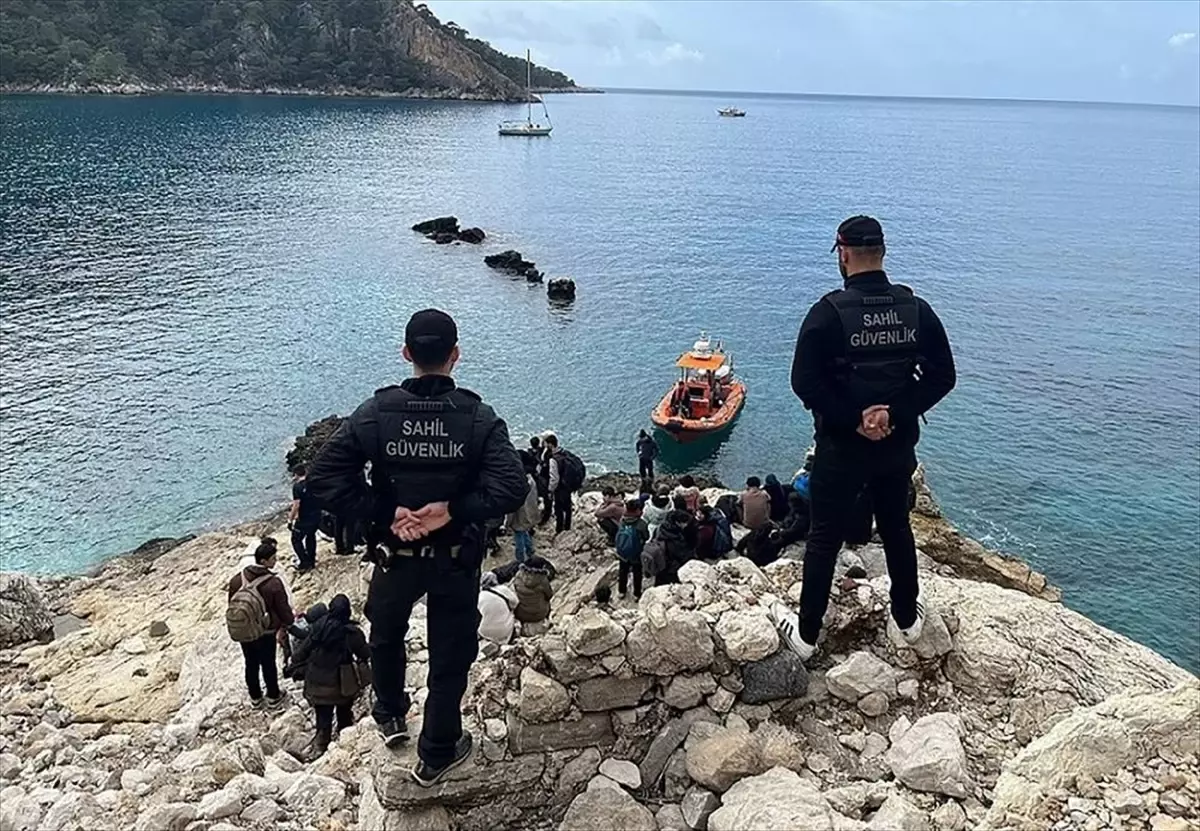 Muğla\'da 60 Düzensiz Göçmen ve Kaçakçı Yakalandı