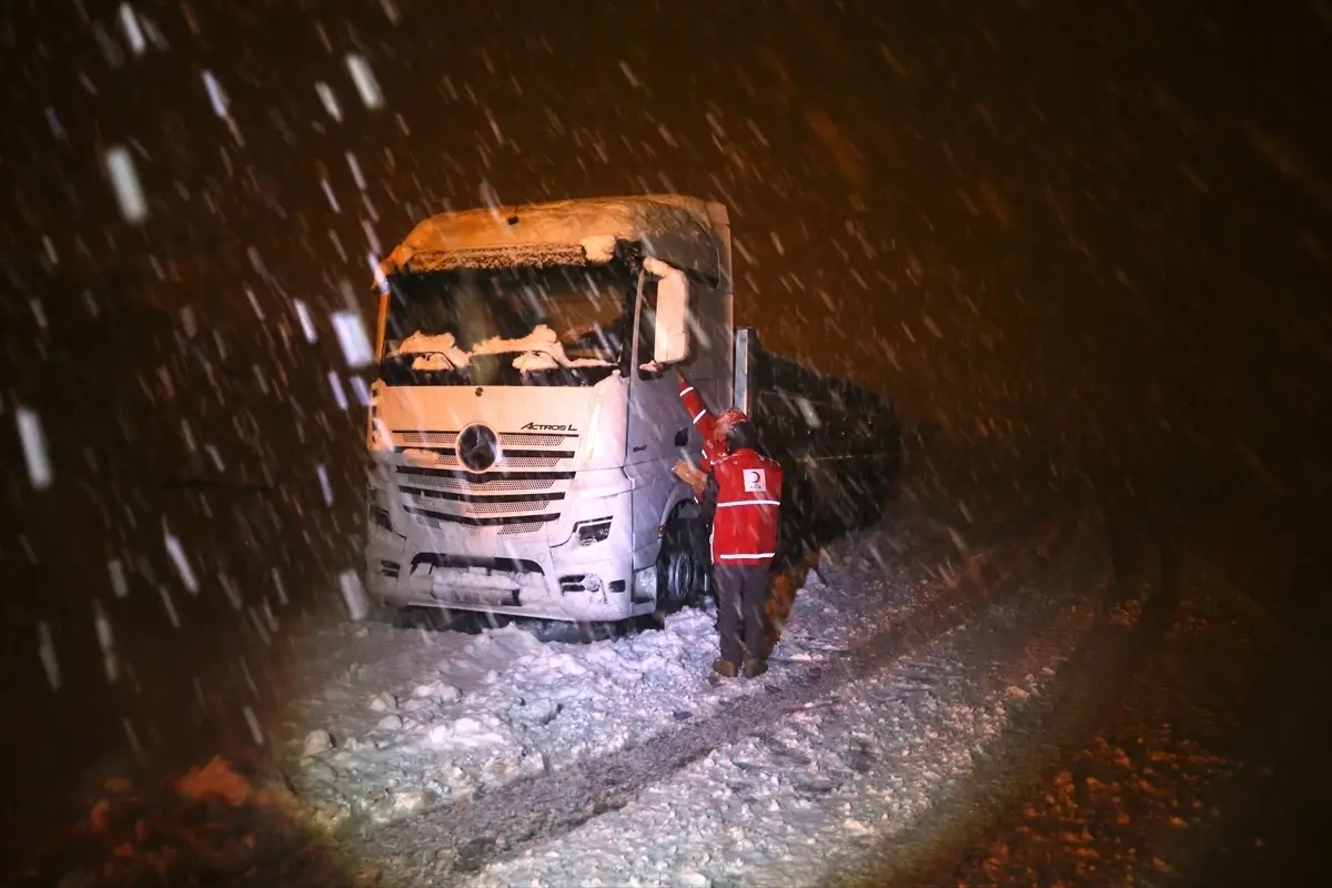 Muş-Bingöl yolunda kar nedeniyle 80 kişi kurtarıldı