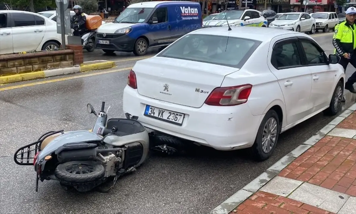 Motosiklet Park Halindeki Araca Çarptı: Sürücü Yaralı