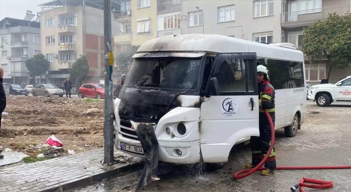 Nazilli\'de Park Halindeki Minibüs Yangını