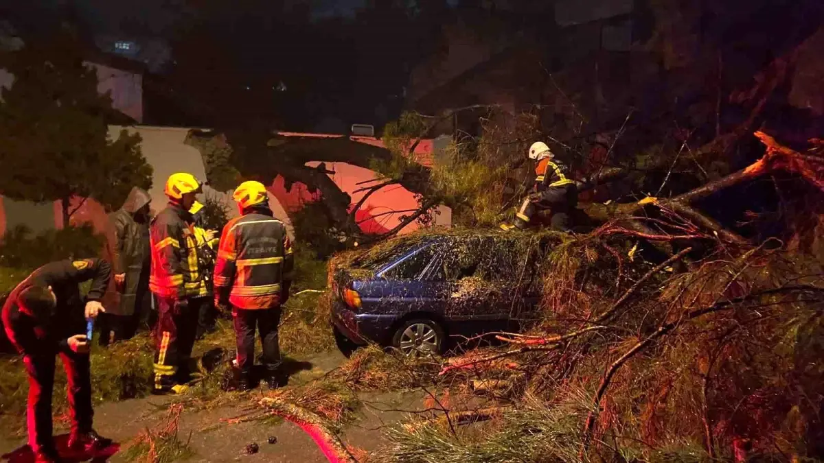 Önce duvarı yıktı sonra otomobilin üzerine devrildi: 2 yaralı