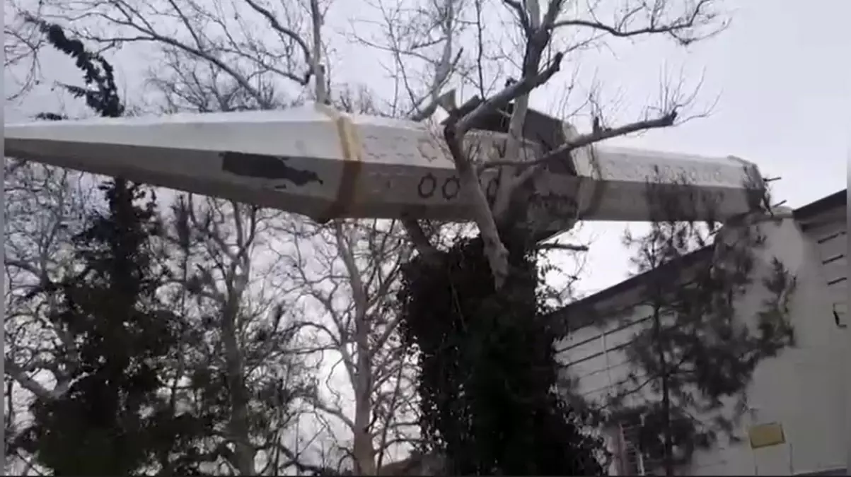 Osmaniye\'de şiddetli rüzgar cami minaresini devirdi