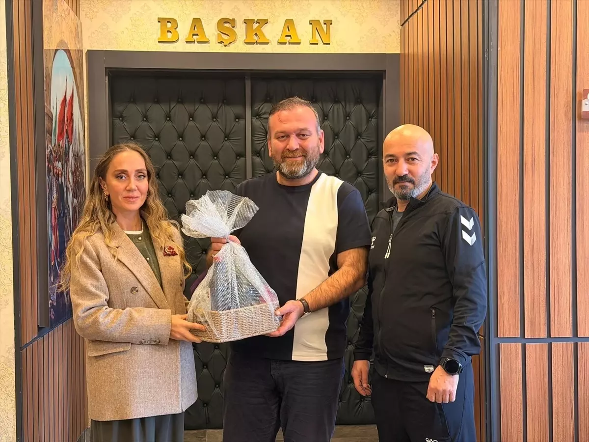 Badminton Şampiyonları Başkan Özcan\'ı Ziyaret Etti