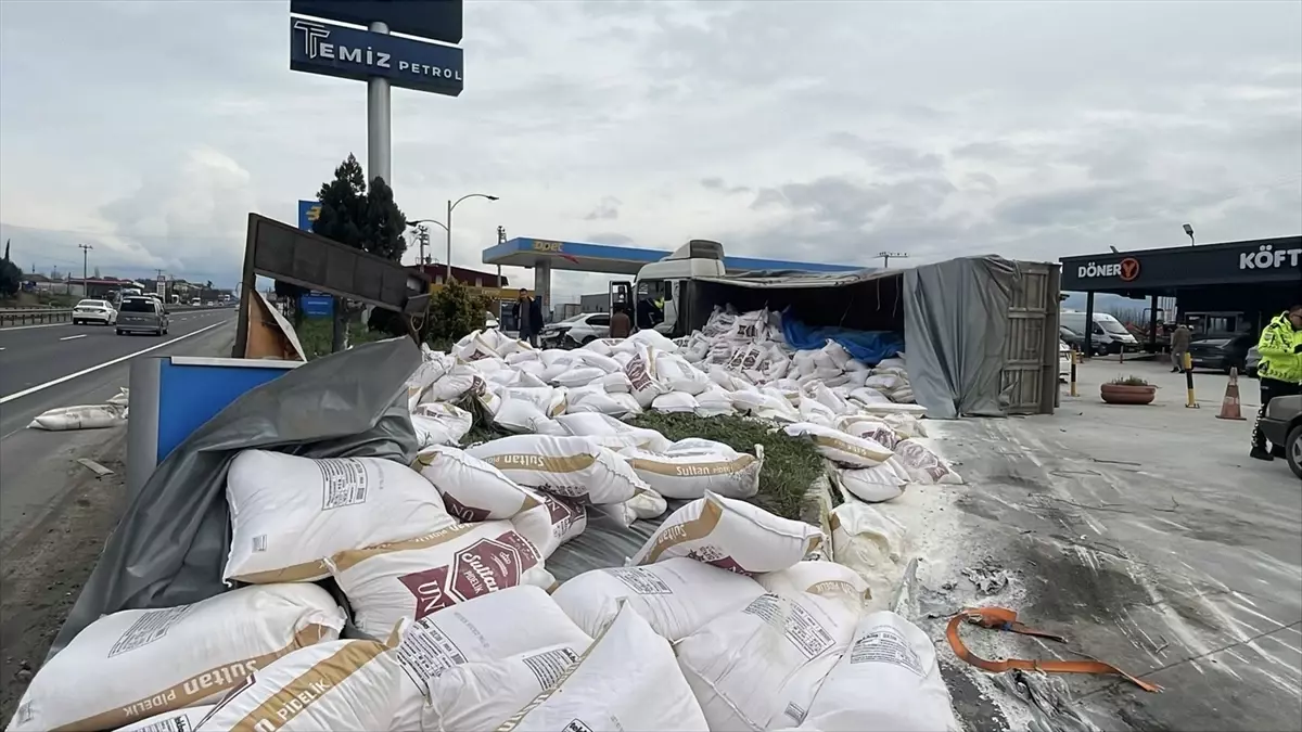 Pamukova\'da Tır ile Otomobil Çarpıştı