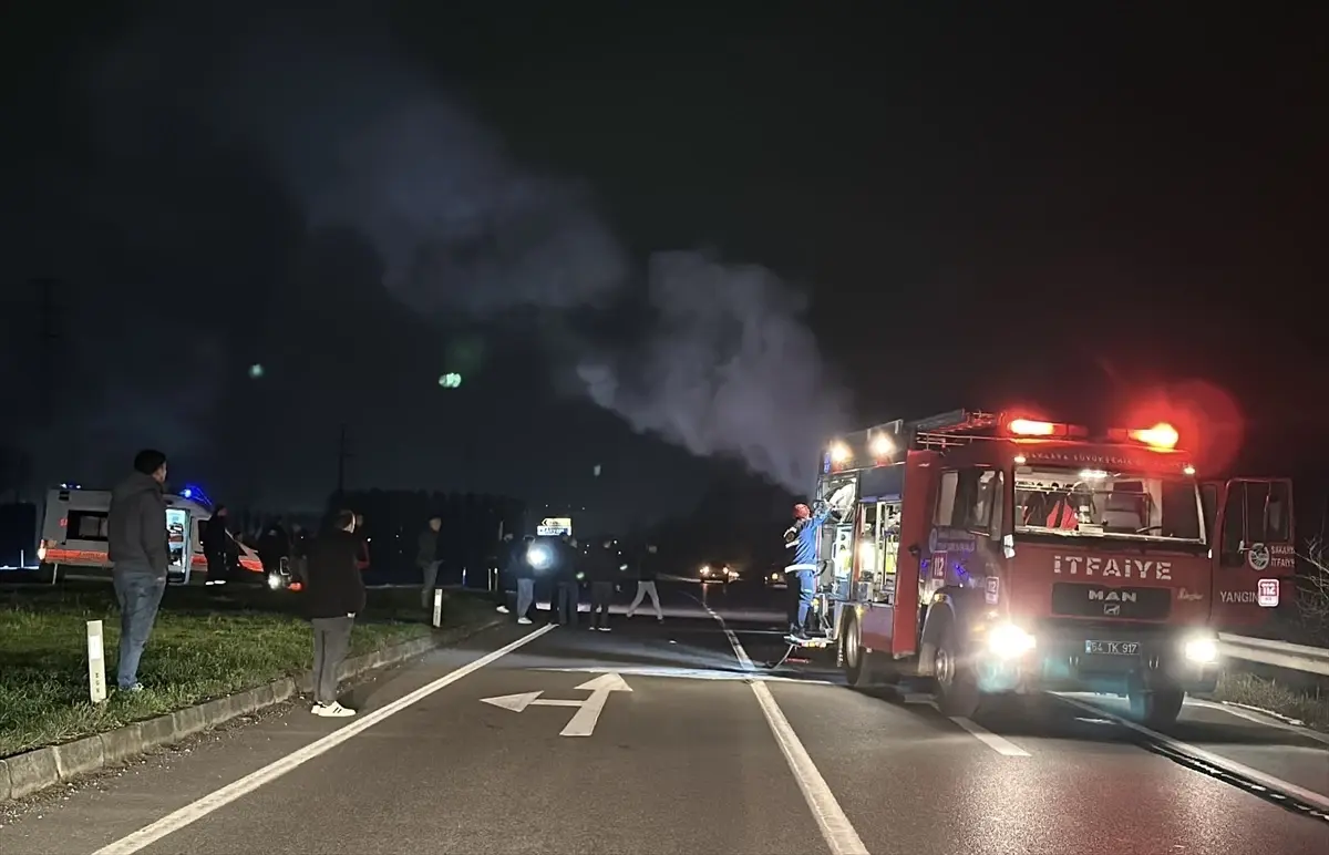 Akyazı\'da Yangın: Otomobil Kül Oldu