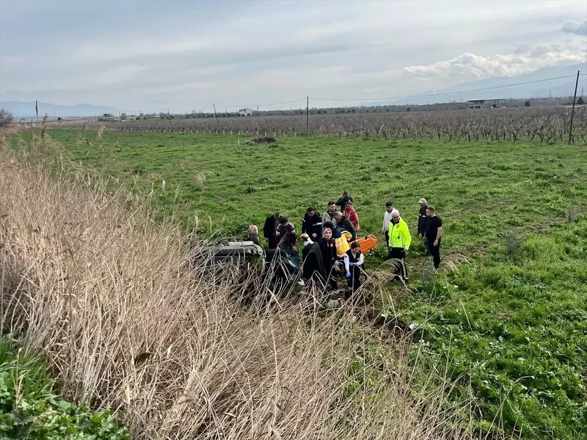 Salihli\'de Otomobil Devrildi: 2 Yaralı