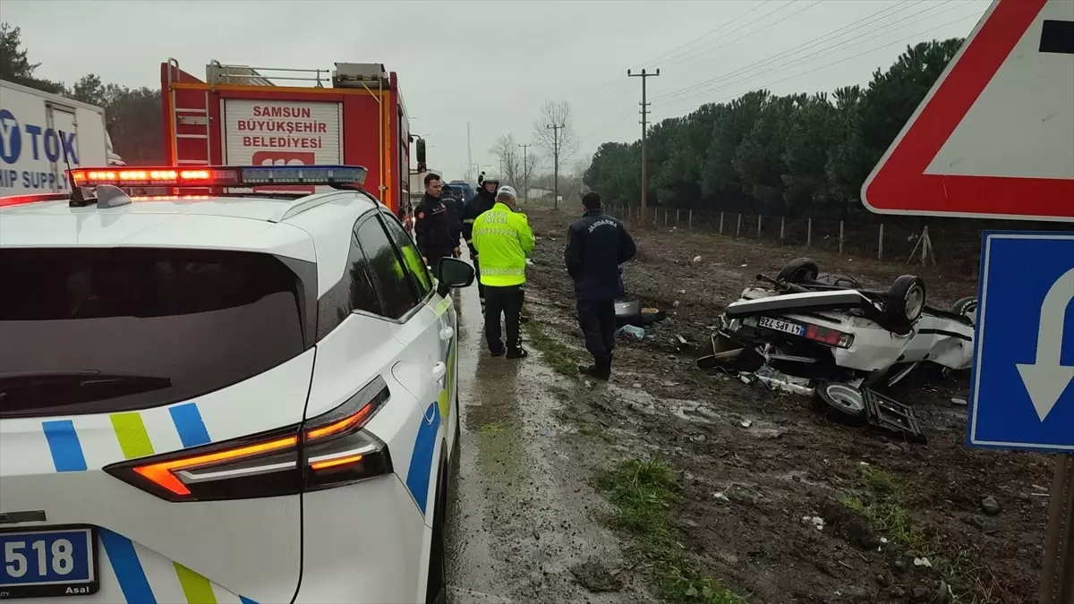 Samsun\'da Otomobil Devrildi: 2 Yaralı