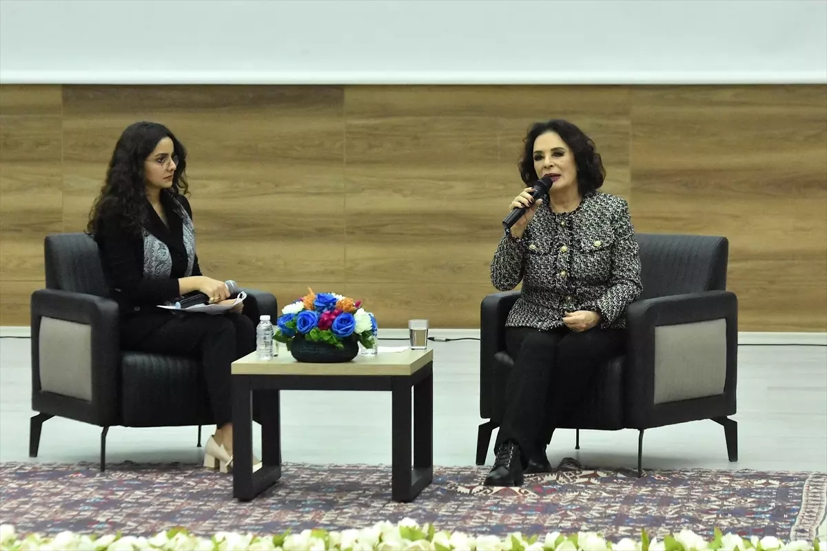 Hülya Koçyiğit Van\'da Sinema ve Aile Söyleşisi Düzenledi