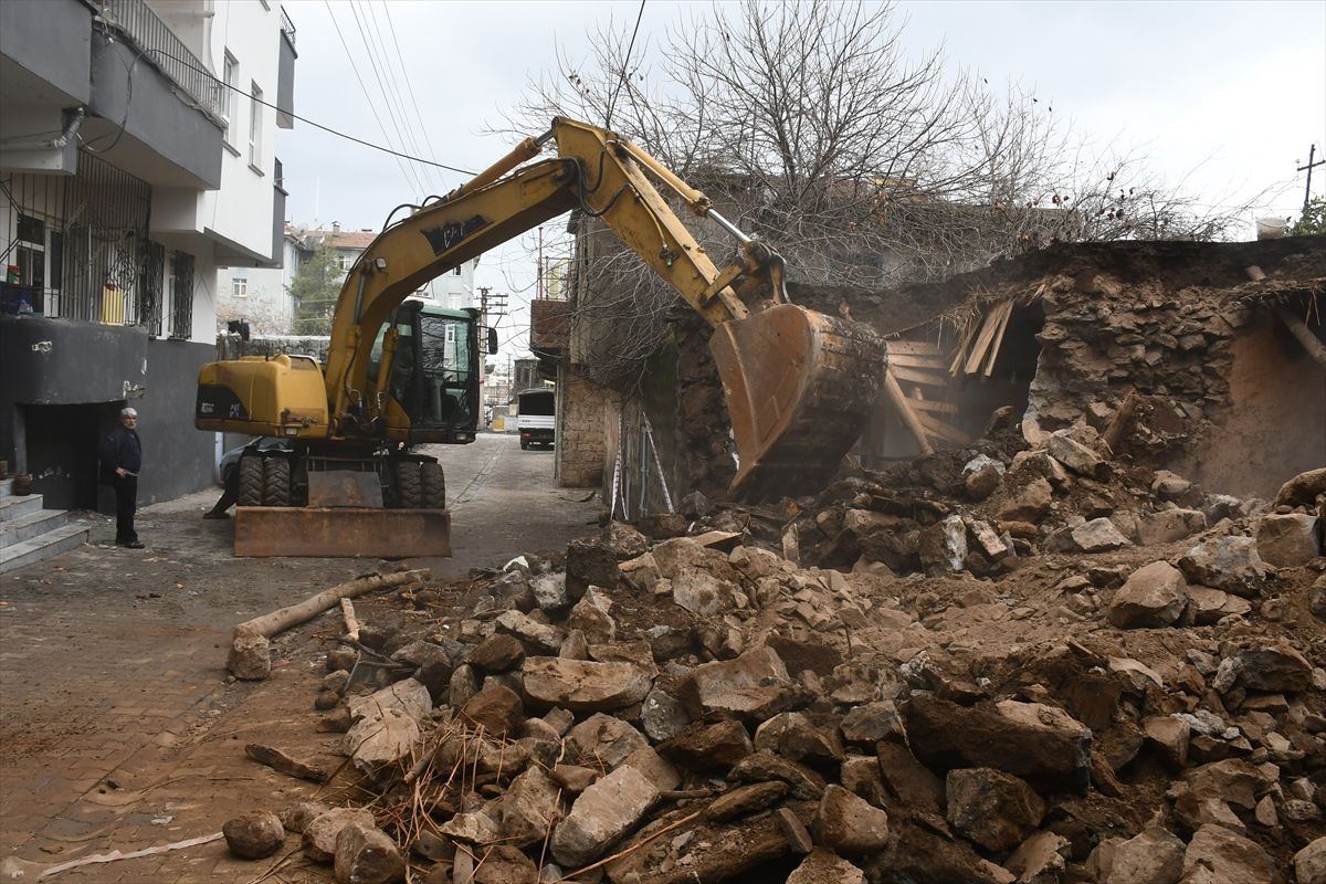 Siverek\'te Metruk Ev Yıkıldı