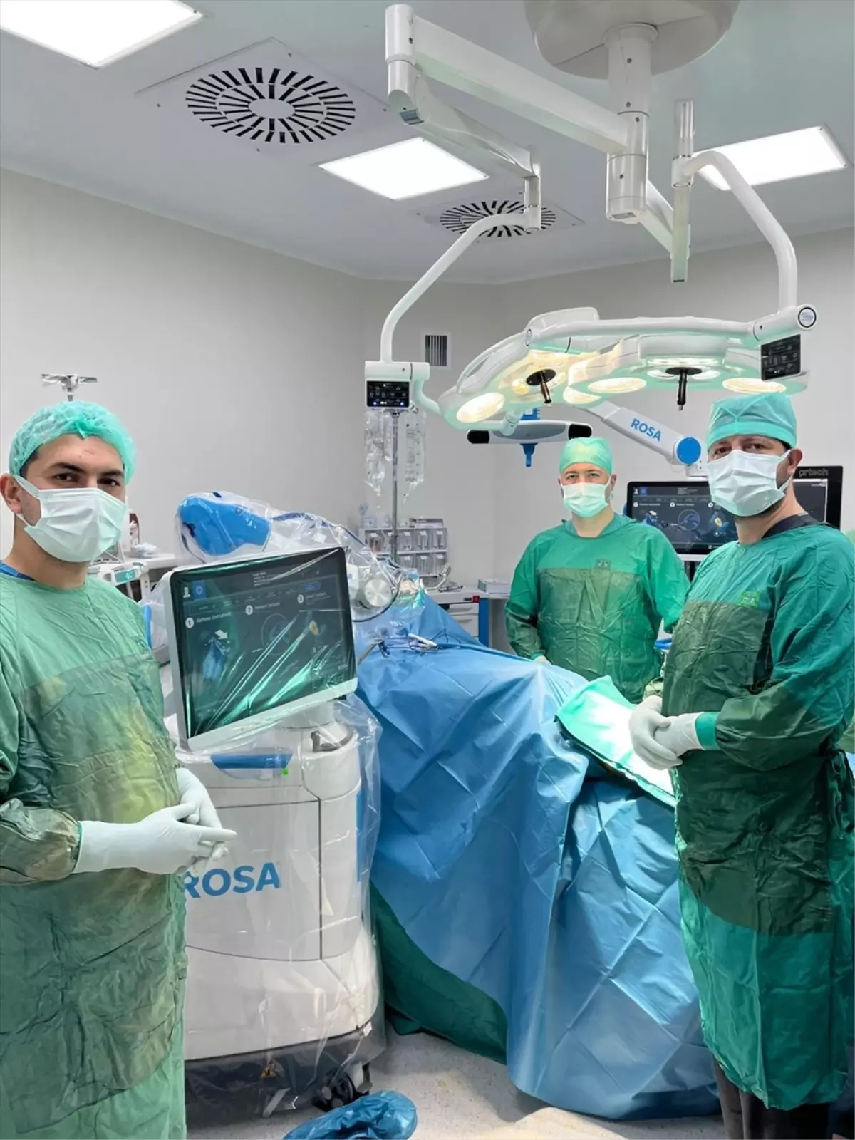 Selçuk Üniversitesi\'nde Robotik Cerrahi Uygulamaları Başladı