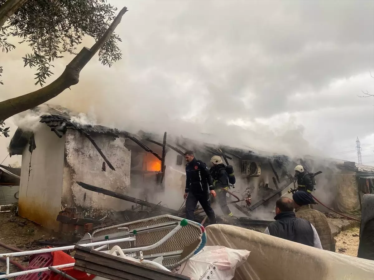 Serik\'te Yangın: Ev Kullanılamaz Hale Geldi