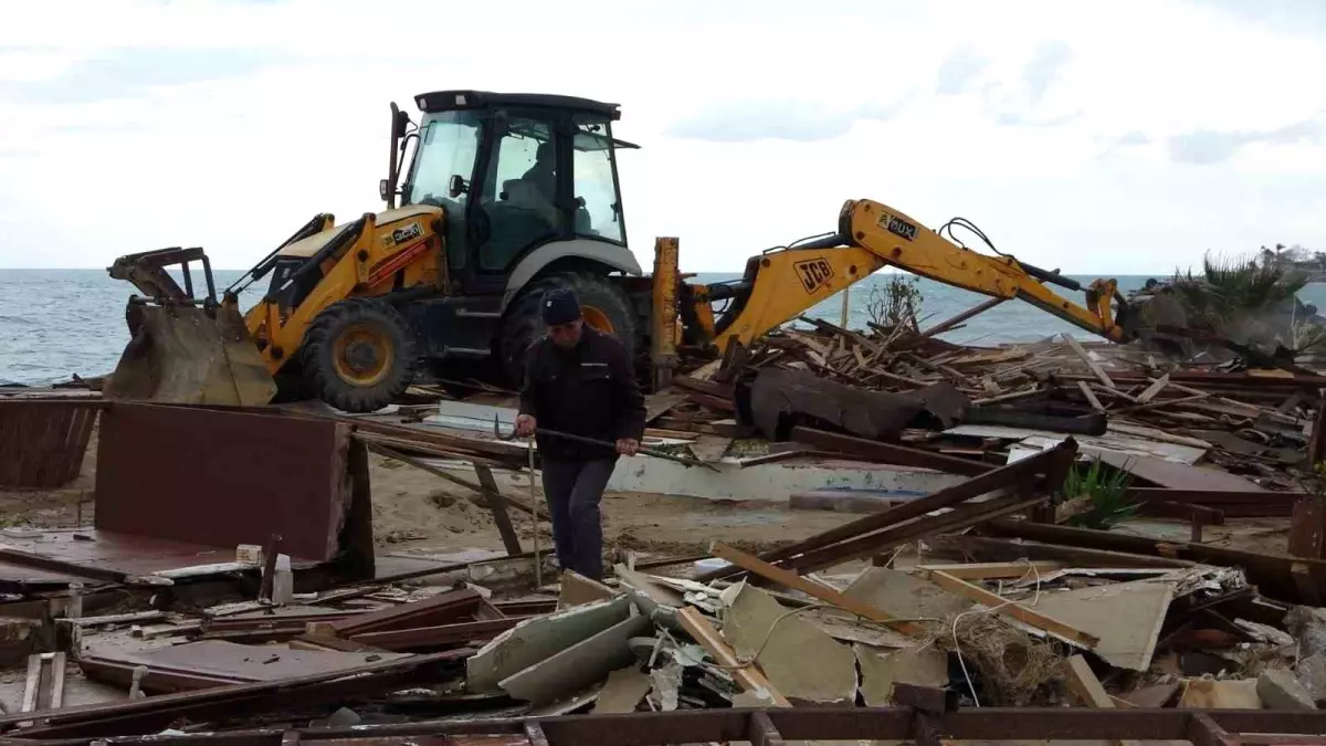 Side Plajındaki İşletmeler Yıkıldı