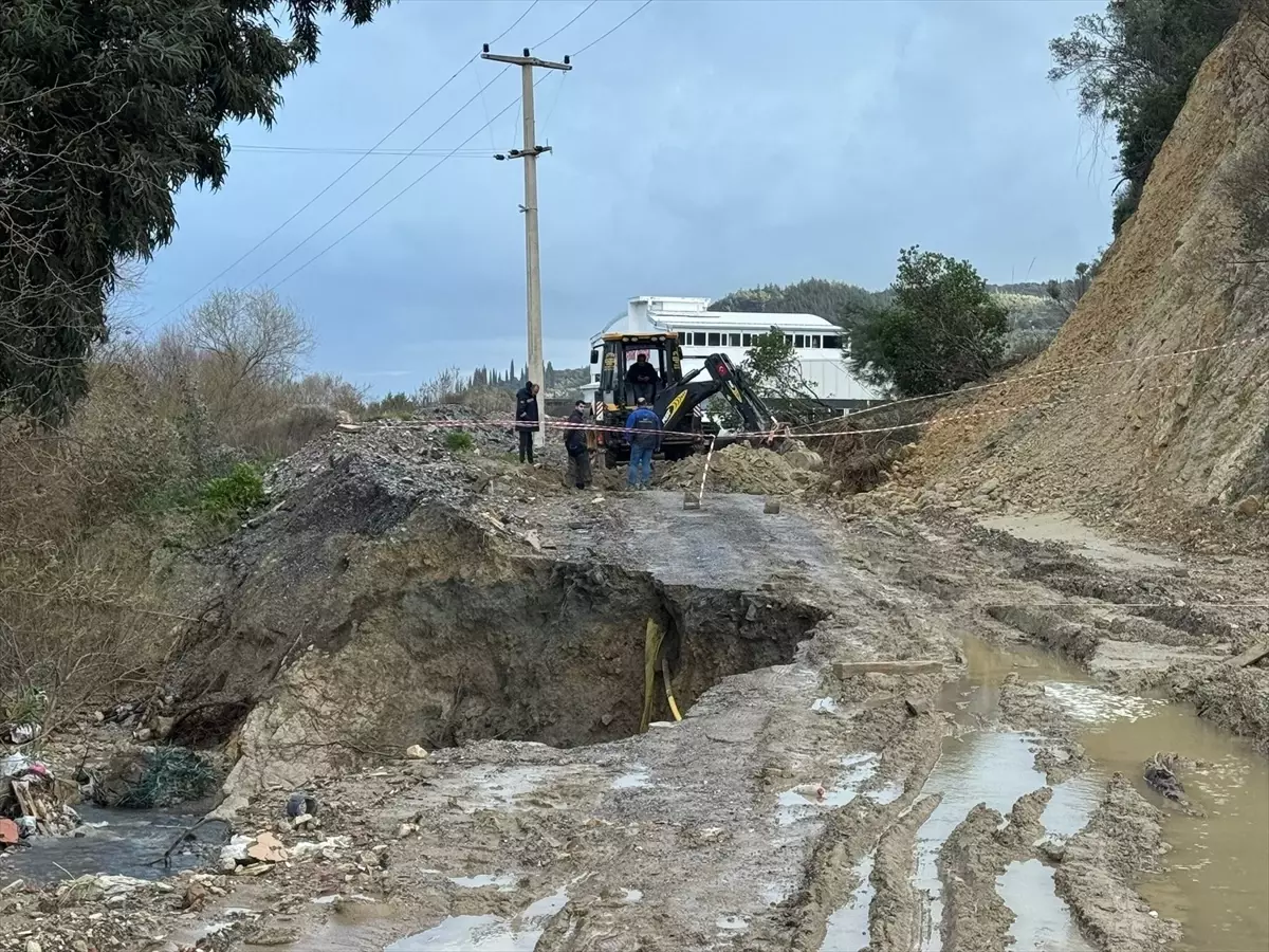 Söke\'de Tali Yol Çöktü