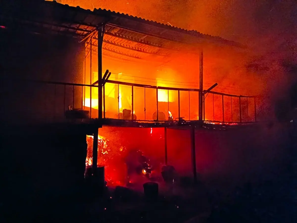 Taşova\'da Ahşap Ev Yangını