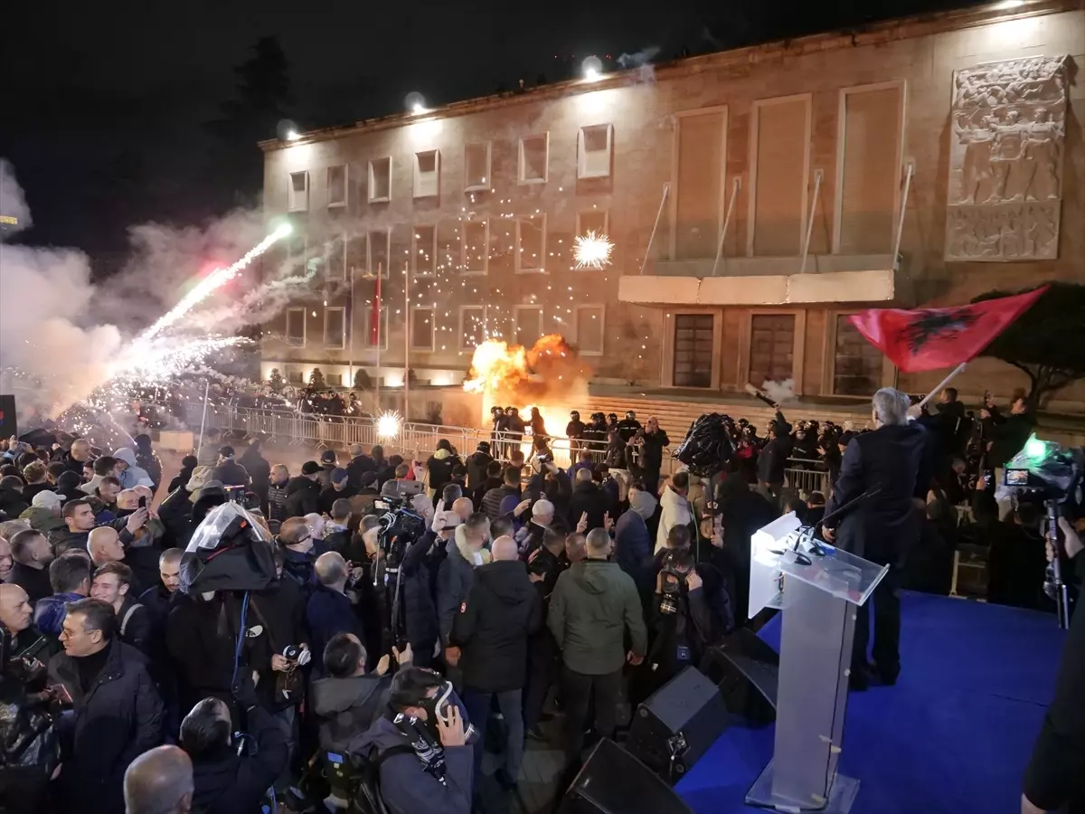 Tiran\'da Hükümet Karşıtı Gösteri