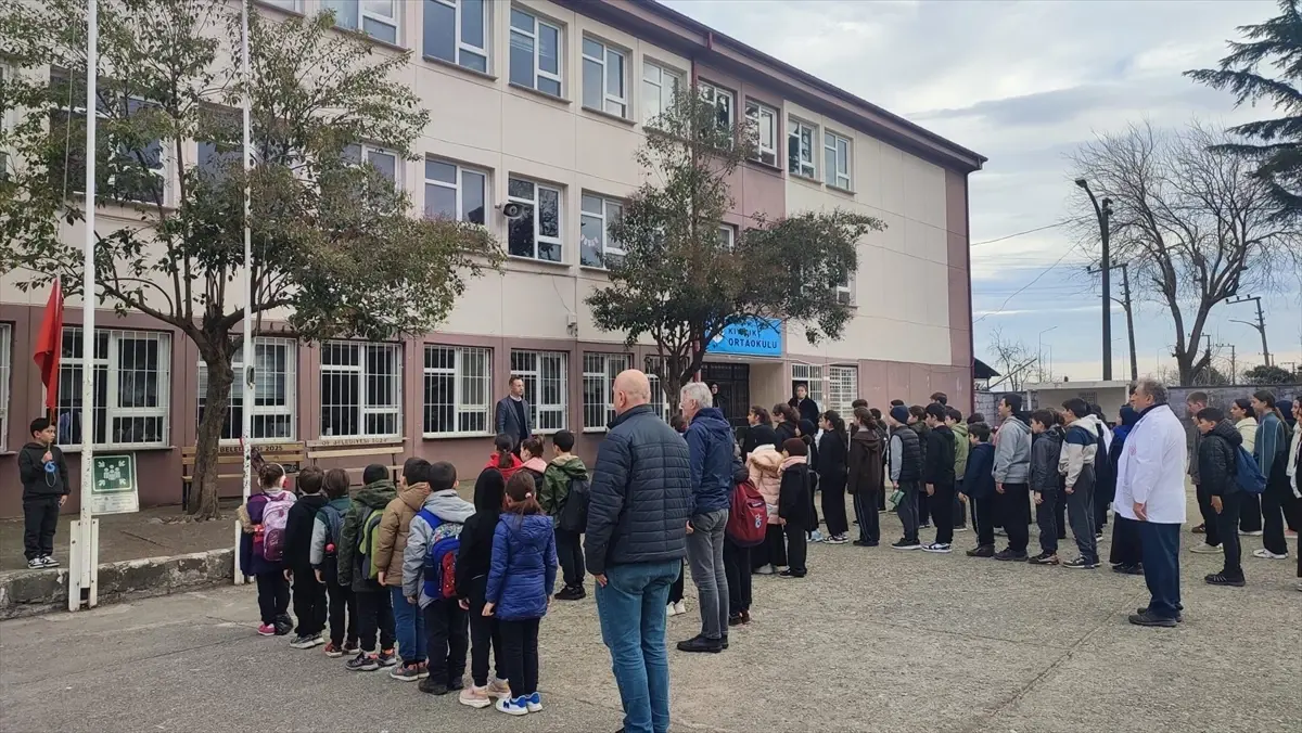 Trabzon\'da Deprem Şehitleri İçin Saygı Duruşu