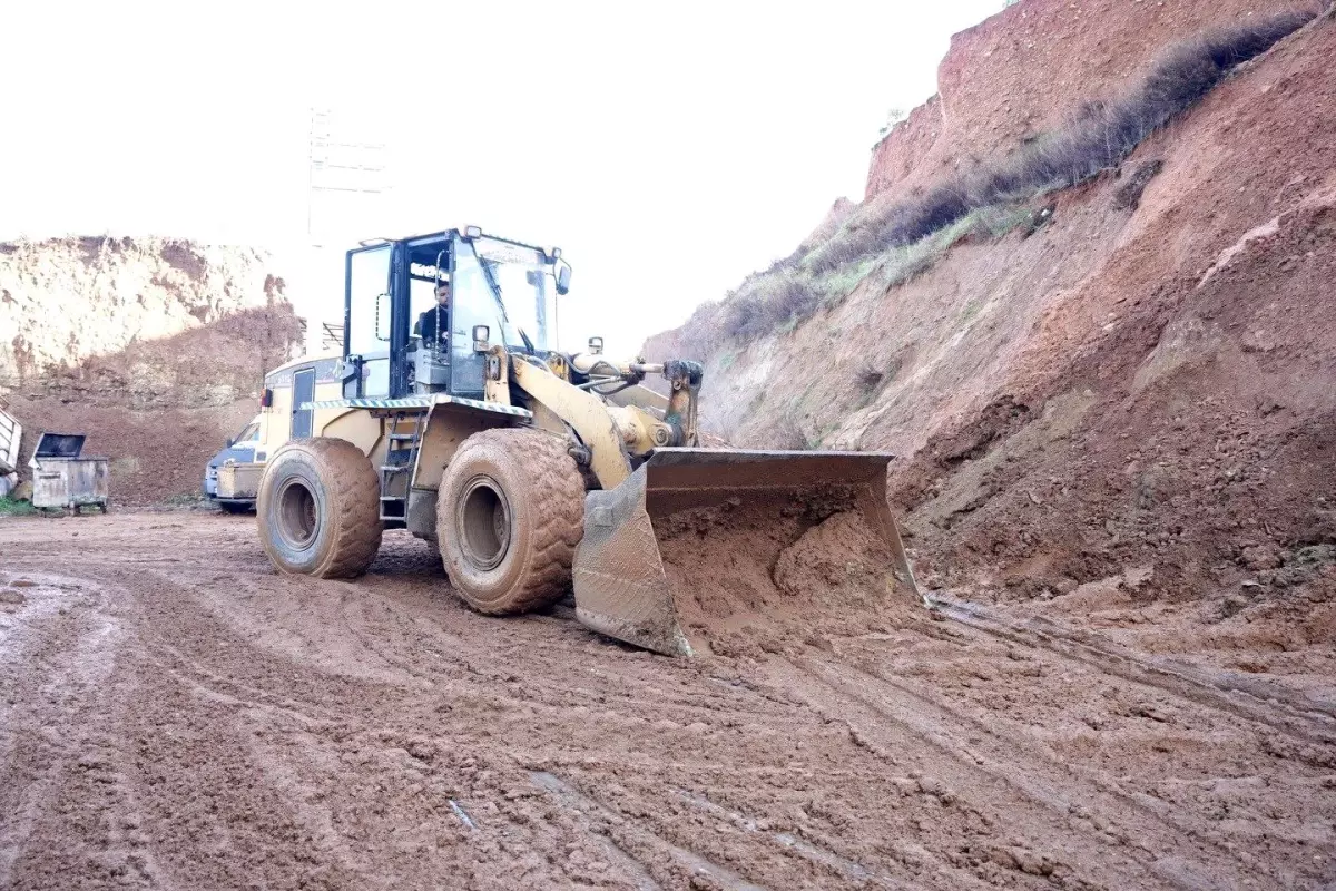 Turgutlu\'da Şiddetli Yağış Toprak Kaymasına Neden Oldu