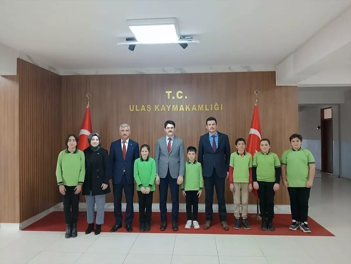 Öğrencilerden Kaymakama Bayrak Ziyareti