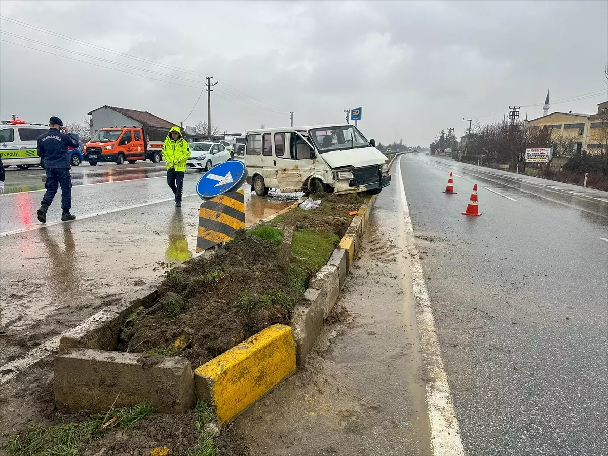Uşak\'ta Panelvan Kaza Yaptı