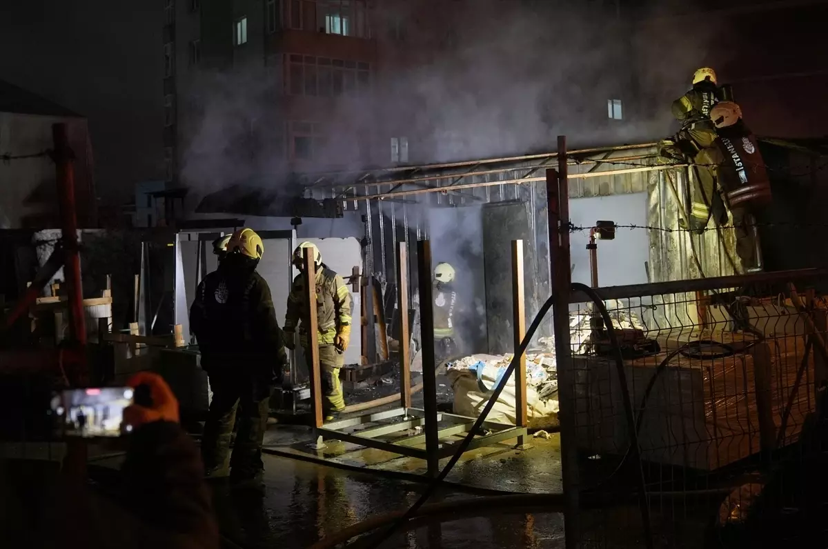 Üsküdar\'da Metruk Binada Yangın