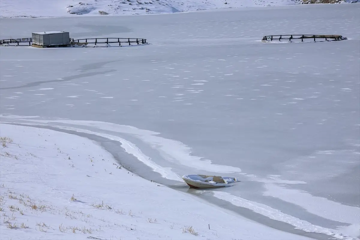 Zernek Barajı Buz Kapladı