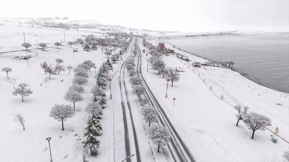 Kar Yağışı 161 Yerleşim Yerini Kapattı