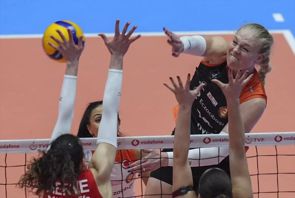 Aras Kargo, Eczacıbaşı\'nı 3-2 ile Geçti