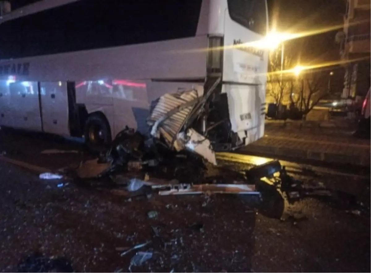 Osmancık\'ta Otobüse Çarpan Araçta Sürücü Ağır Yaralandı