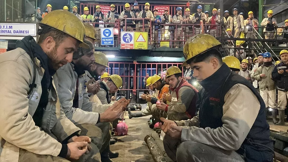 Maden İşçileri Deprem Şehitlerini Andı