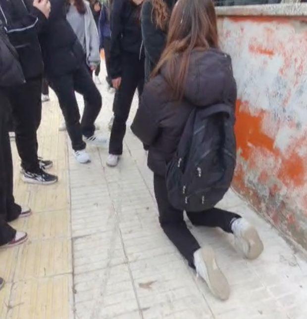 13 yaşındaki kız çocuğuna diz çöktürüp özür dilettiler