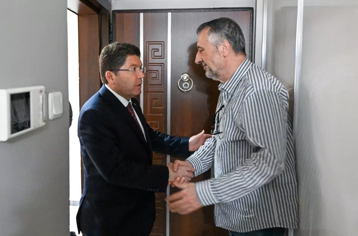Bakan Tunç, Atlas Çağlayan\'ın Ailesini Ziyaret Etti