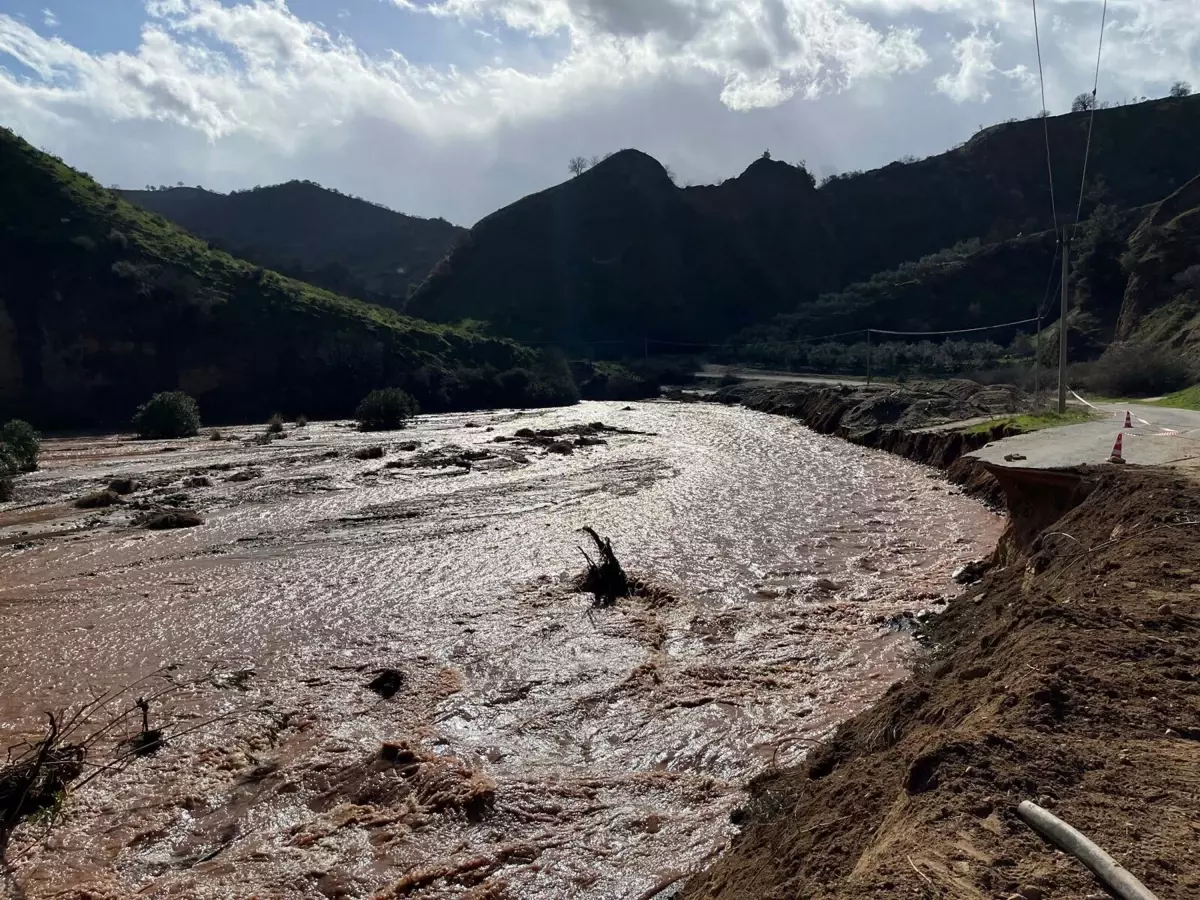 Alaşehir\'de Sel: Yol Kapandı