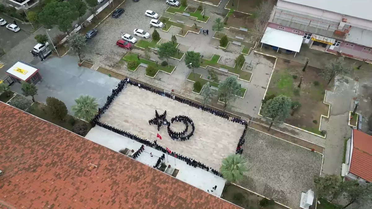 Aydın\'da Öğrencilerden Bayrak Figürü