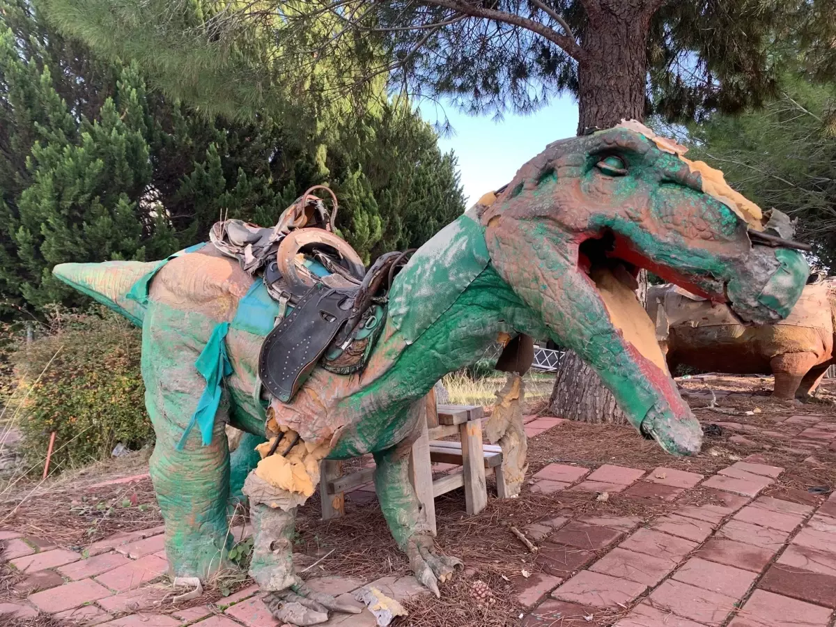 Dinozor Park\'ta Kuş Yuvalarına Saldırı