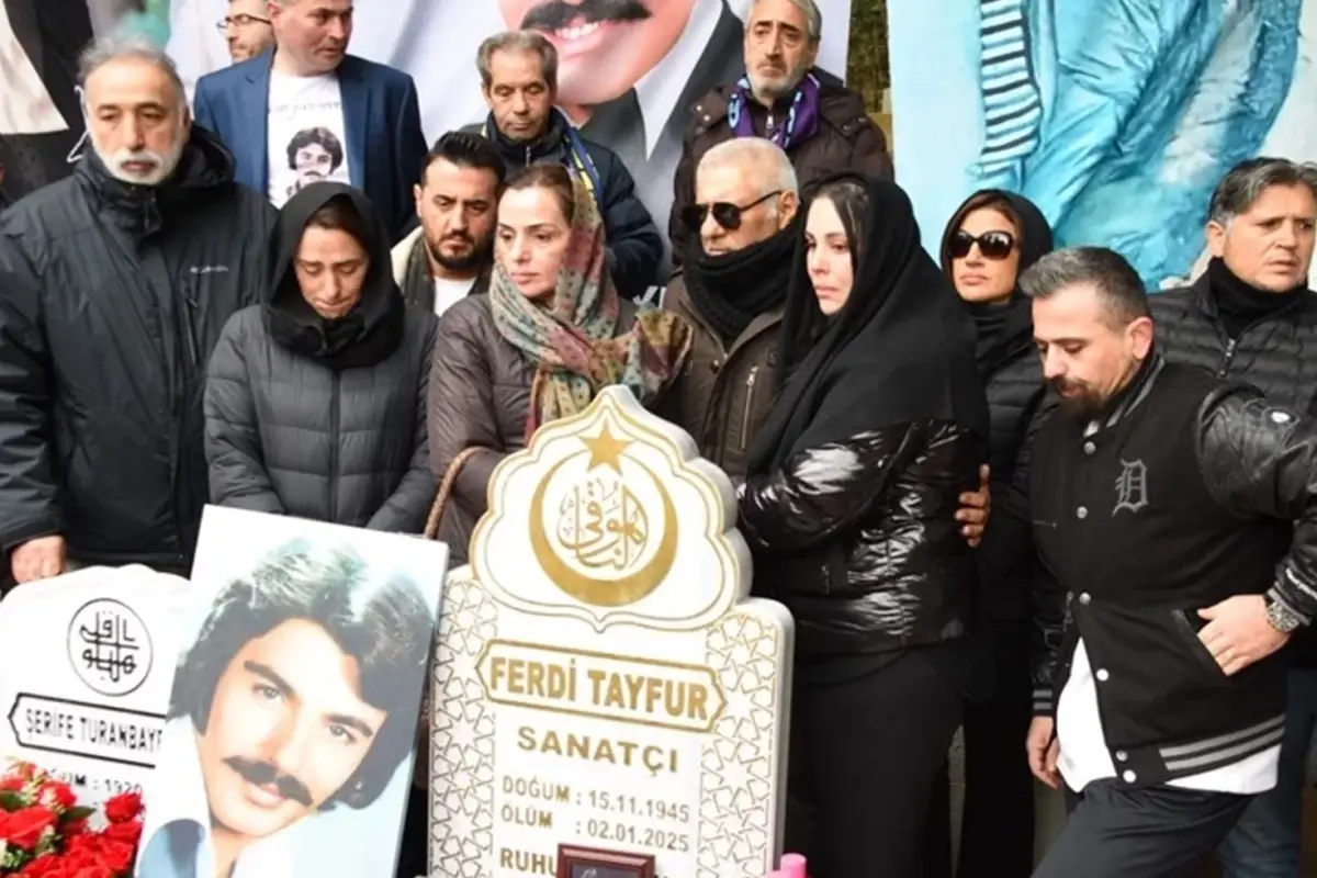 Ferdi Tayfur\'un mezarı başında çekilen fotoğraf torununu çıldırttı: Hepiniz yalancısınız