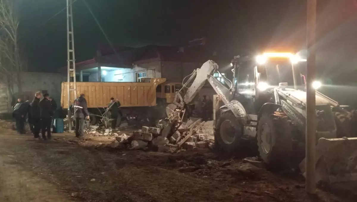 Kullandığı kamyonun kontrolünü kaybedince evin içine girdi