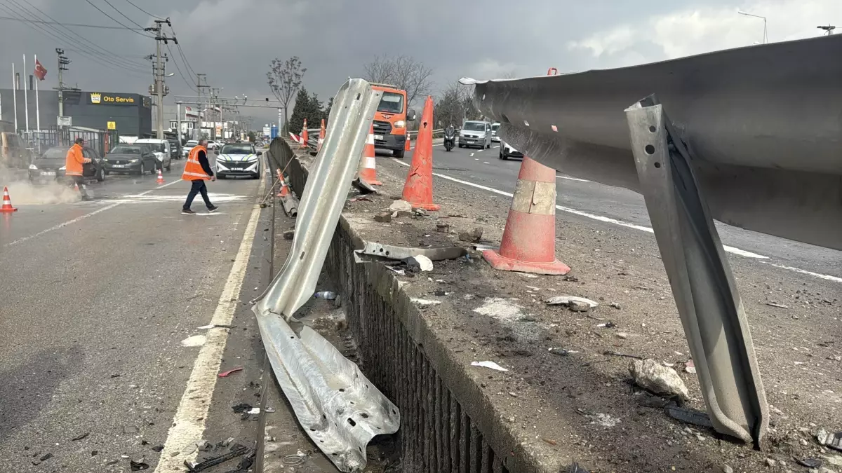 İzmit\'te Otomobil Kazası: 2 Yaralı