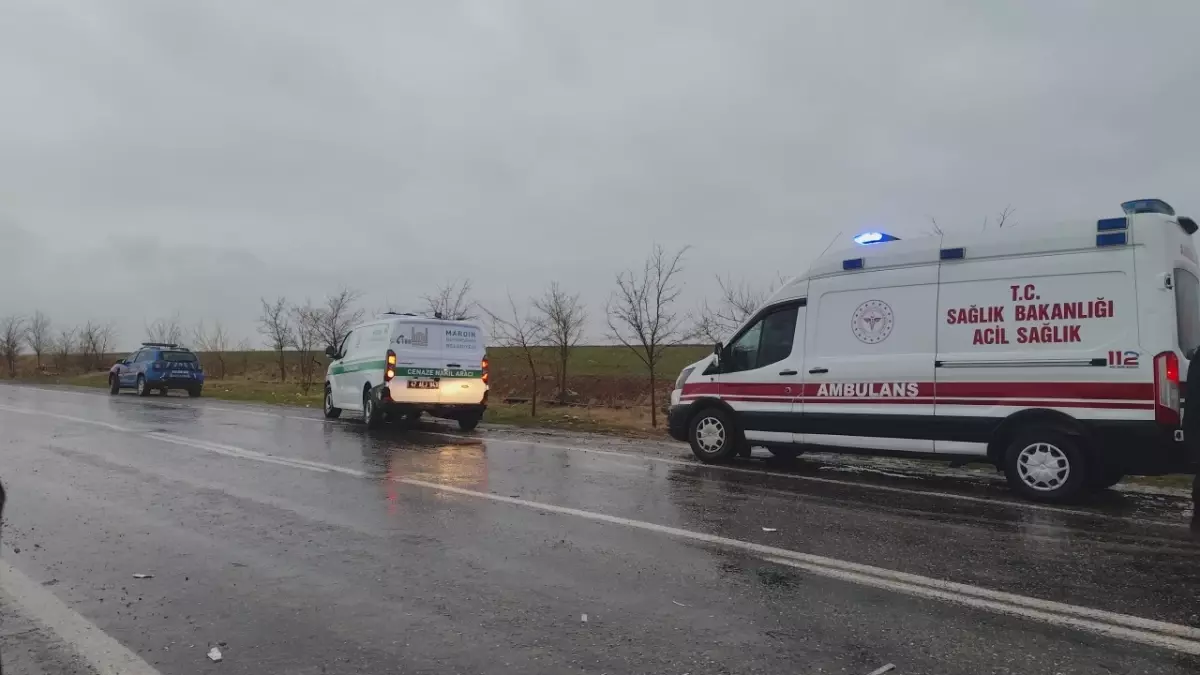 Mardin\'de otomobil ile TIR çarpıştı: 2 ölü, 2\'si ağır 3 yaralı