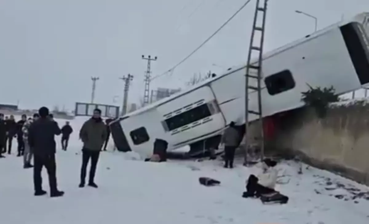 Ağrı\'da Otobüs Devrildi: 16 Yaralı