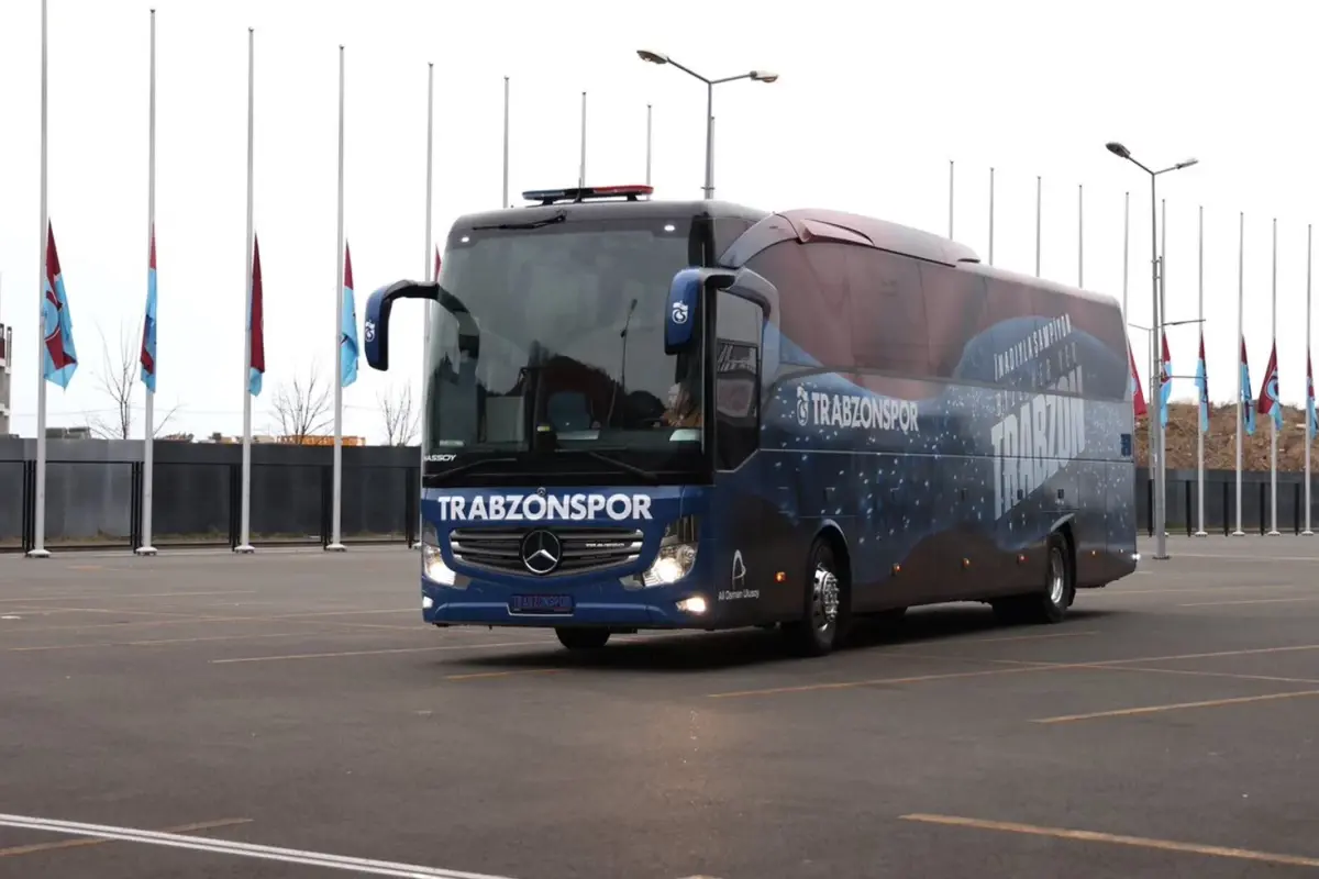 Samsun\'da Trabzonspor takım otobüsüne taşlı saldırı: Sporcularımızın can güvenliği tehdit altında