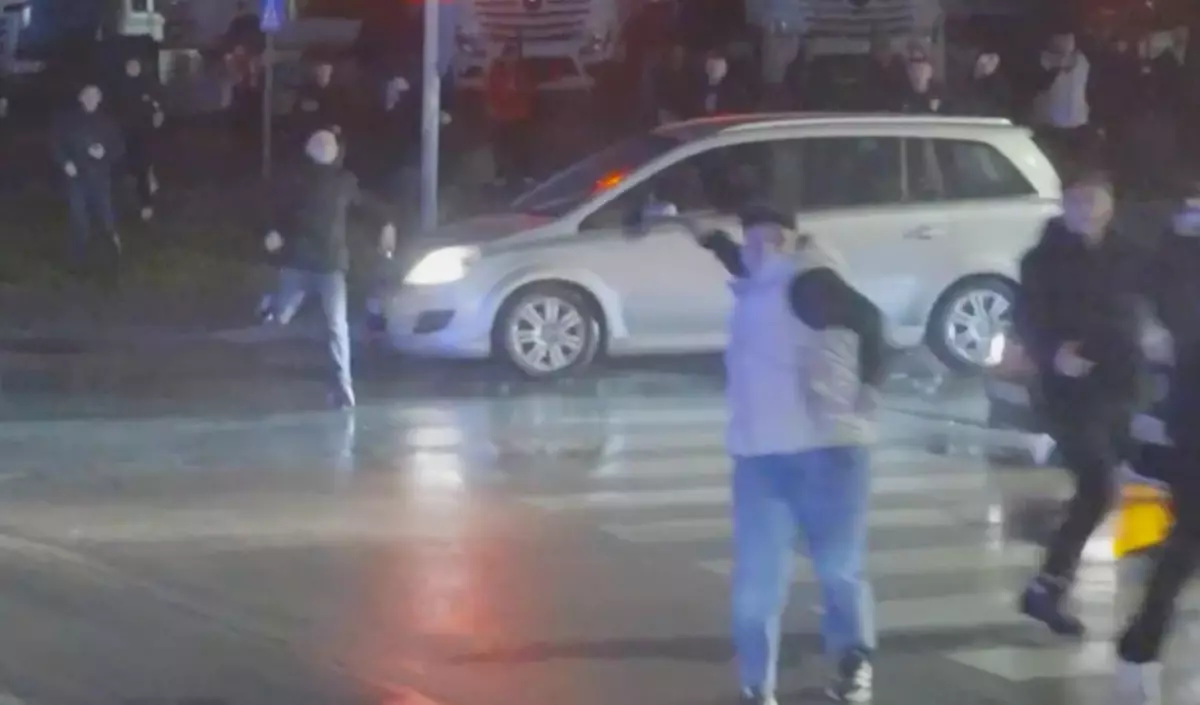 Trabzonspor otobüsüne saldırı anı ortaya çıktı: Yol kenarında pusu kurmuşlar