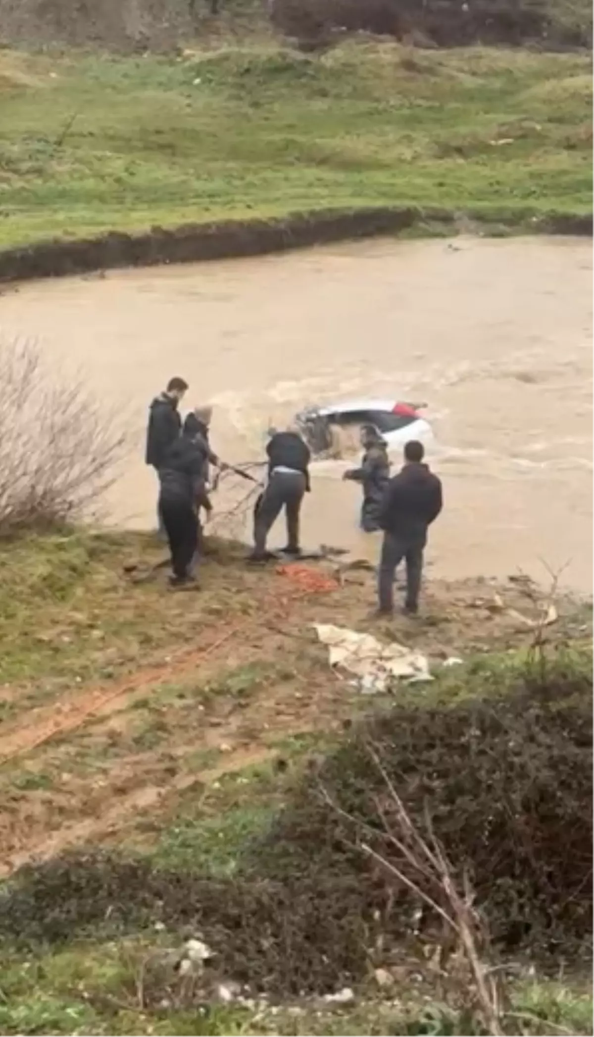 Otomobil Dereye Uçtu, Sürücü Sağ Kurtuldu