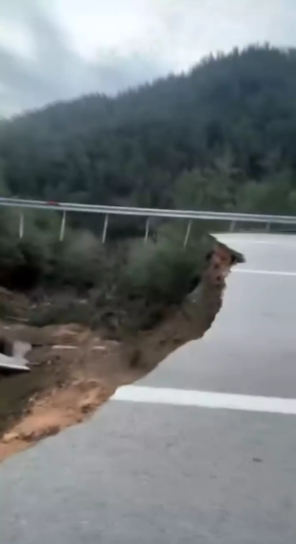 Antalya\'da Heyelan Yol Çökmesine Neden Oldu